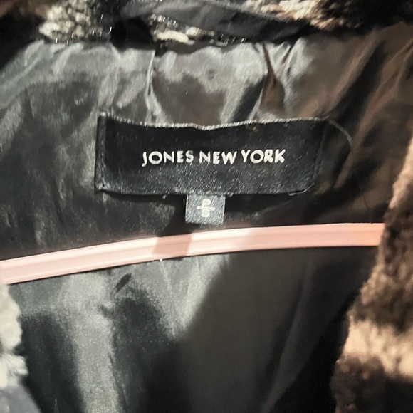 Fur lined neck, Black Winter Jacket with inner lining and pockets - Picture 5 of 5